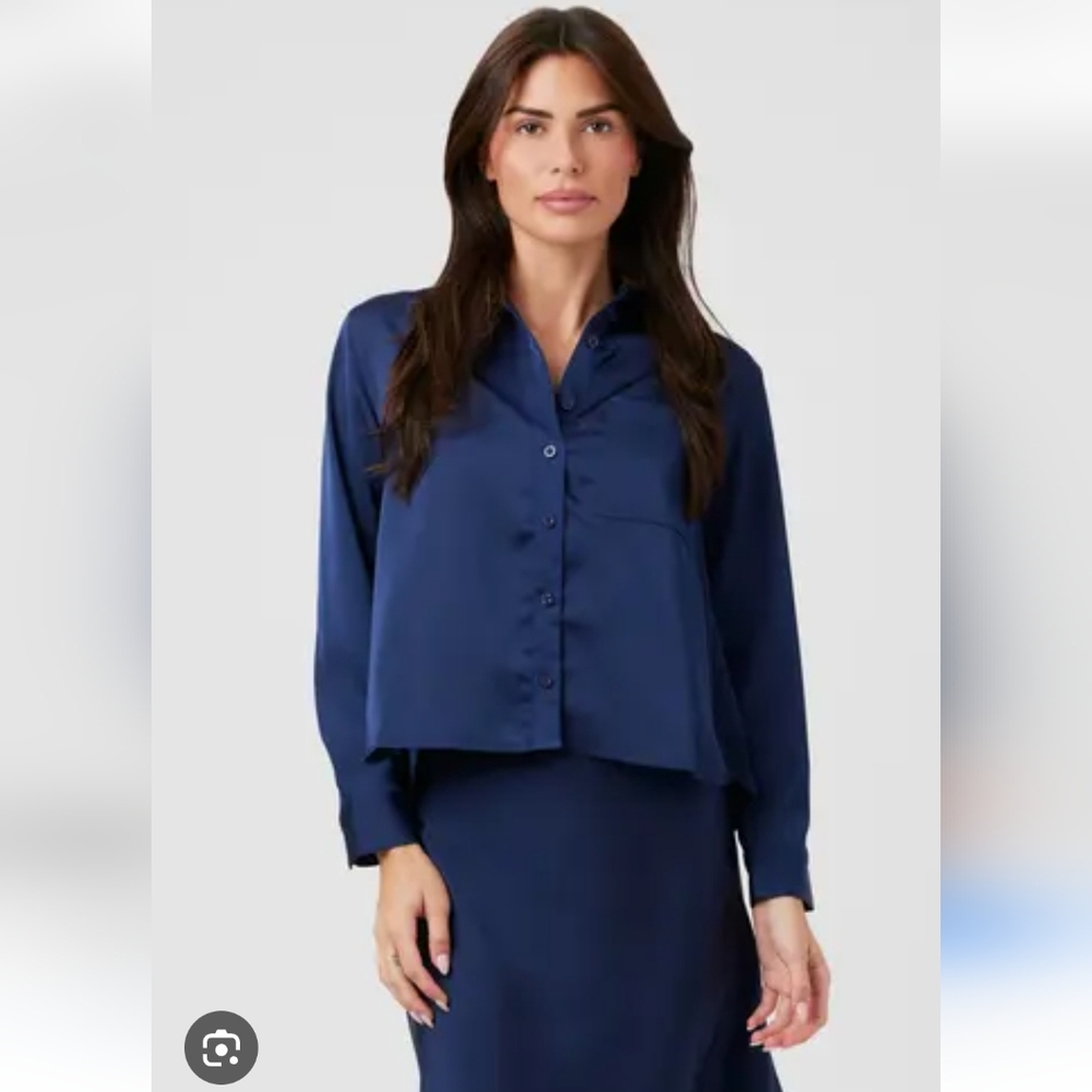 Toska NWT Midnight Blue Satin Button Down Cropped Long Sleeve Shirt Small